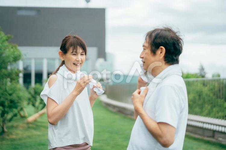 運動をする中高年(休憩・話す) 運動をする中高年(休憩・話す) 運動,ウォーキング,中高年の写真素材