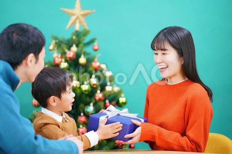 女性が男の子にプレゼントを渡す様子 家族,横顔,女性の写真素材