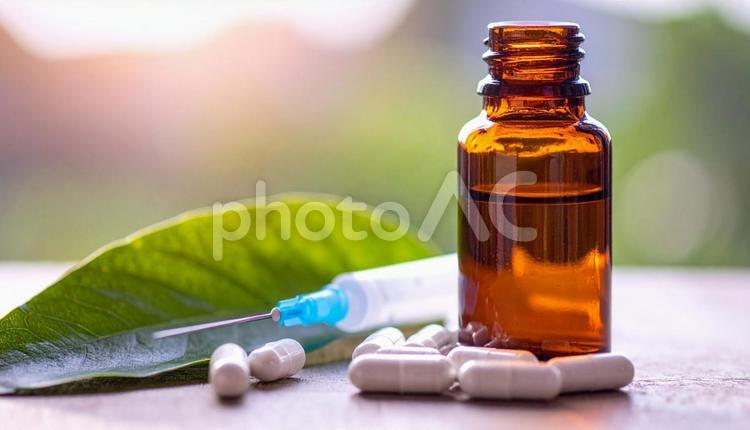 治療薬　白い錠剤と注射器と薬瓶 医療,注射,薬の写真素材