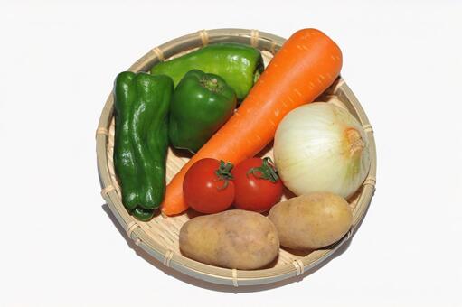 ざるに入った野菜の盛り合わせ 野菜,食材,材料の写真素材