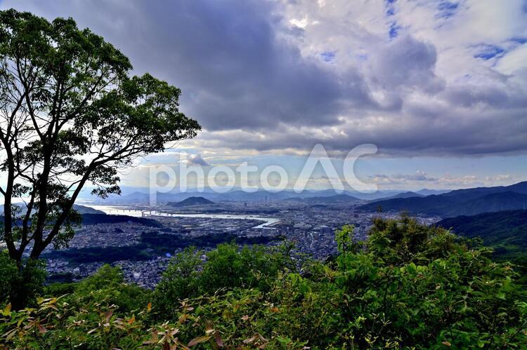 愛宕神社(広島)から見下ろした景色 広島,町並み,雨雲の写真素材