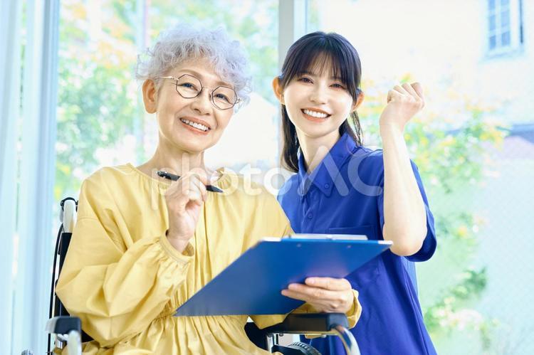 訪問介護　高齢者　クリップボード　 介護士,訪問介護,デイケアの写真素材