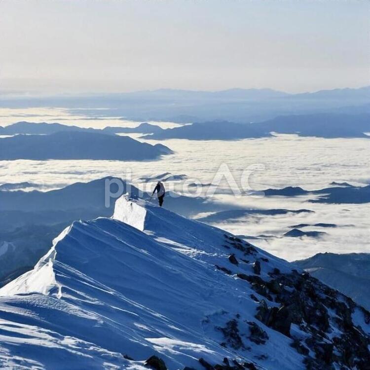 稜線を行く旅人 雪,雪山,谷川岳の写真素材