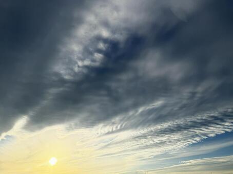 夕陽と暗雲 空,夕日,雲の写真素材