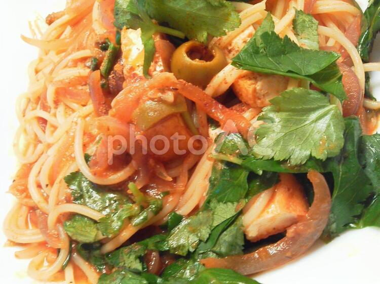 オリーブと三つ葉と厚揚げのパスタ おいしい,オリーブ,スパゲッティの写真素材