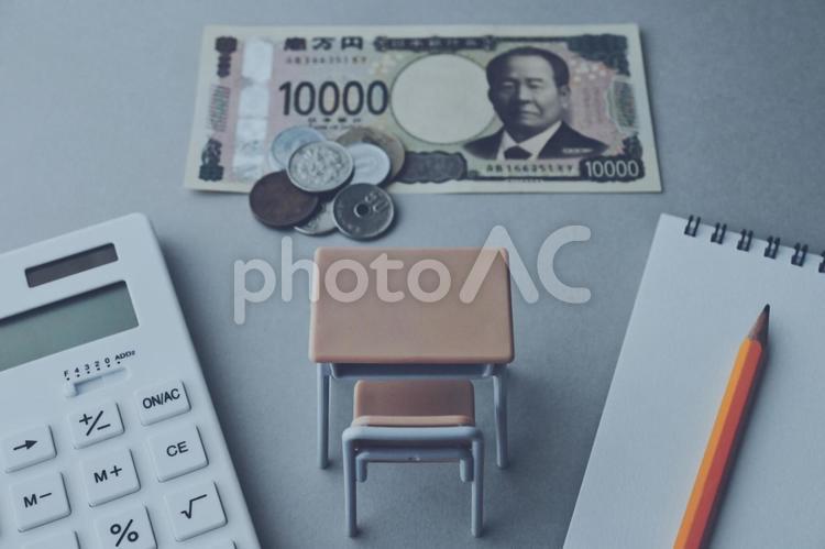 教育のお金イメージ 教室,机,椅子の写真素材
