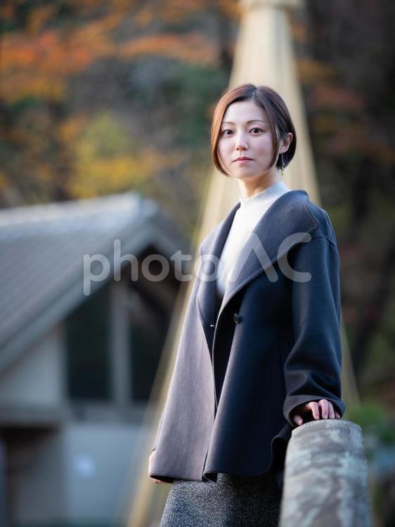 31：公園を散策する女性 散策,散歩,気分転換の写真素材