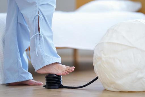 ボールに空気を入れている足元 空気入れ,バランスボール,踏むの写真素材