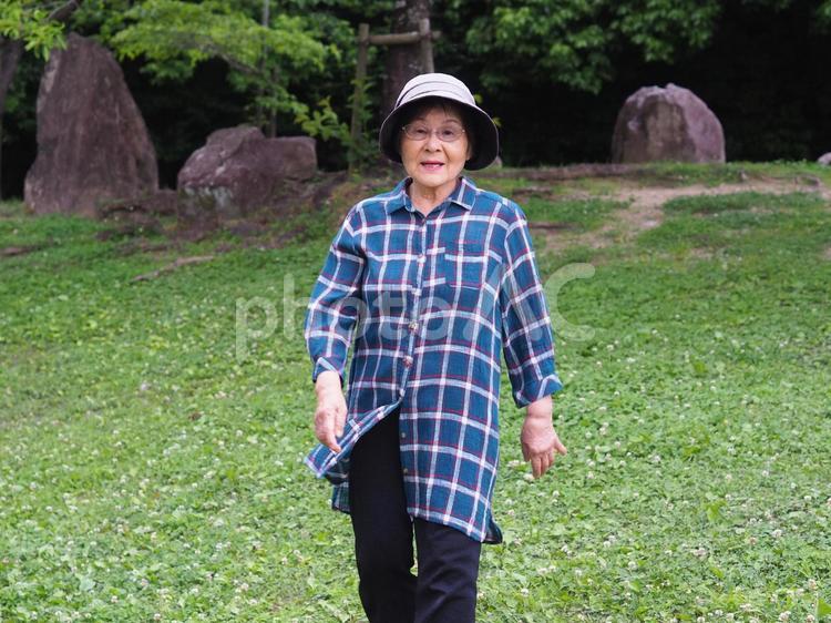 元気なシニア女性と爽やか新緑の自然公園 女性,笑顔,シニアの写真素材