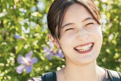在綠色中放鬆的年輕女子, JPG 在綠色中放鬆的年輕女子, 女子, 笑臉, 漫步, JPG