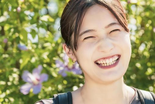 Young woman relaxing in the green, fem, un sourire, une promenade, JPG