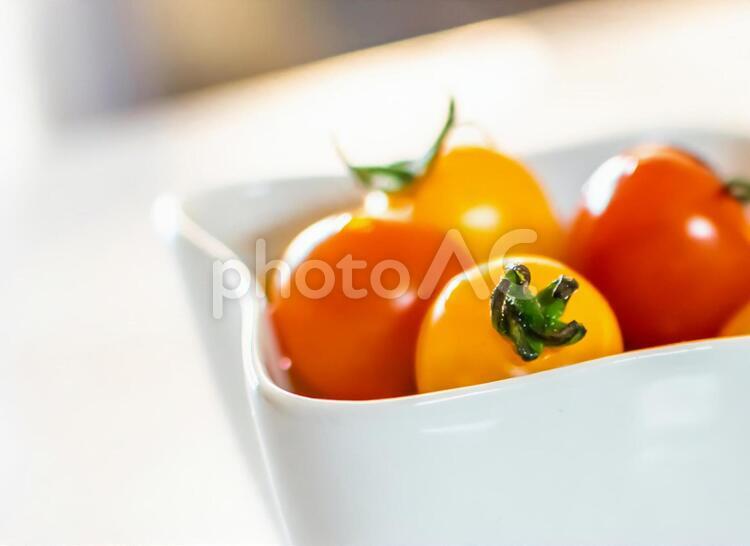 白いお皿に入れたミニトマトのアップ ミニトマト,トマト,野菜の写真素材