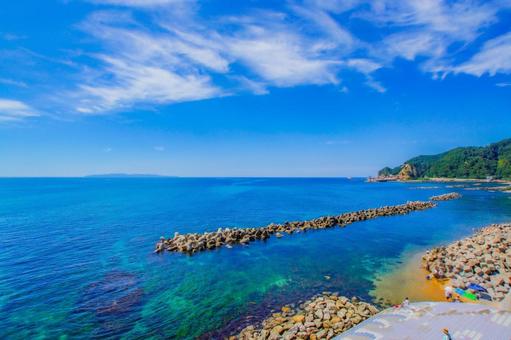 澄んだ海とテトラポッド 澄んだ海とテトラポッド 海,テトラポッド,青空の写真素材
