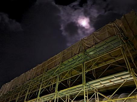夜の建築現場 足場 夜の建築現場 足場の写真