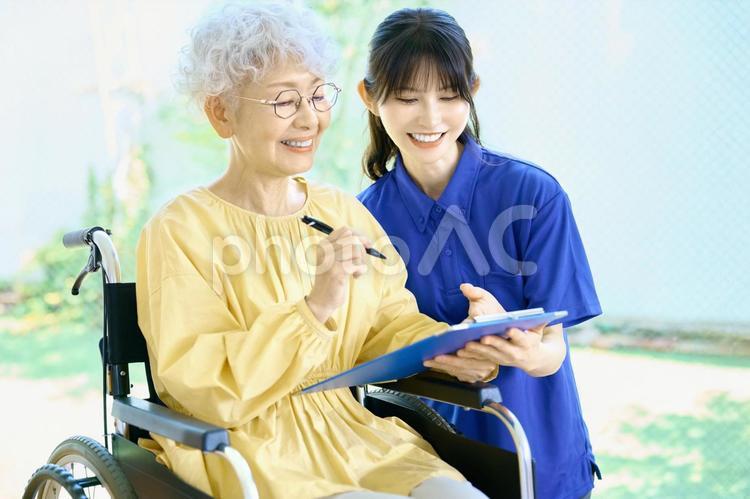 介護福祉士と高齢者　ケア　サポート 訪問介護,介護,高齢の写真素材