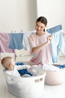 振り返る赤ちゃんと女性 振り返る赤ちゃんと女性 親子,女性,人物の写真素材