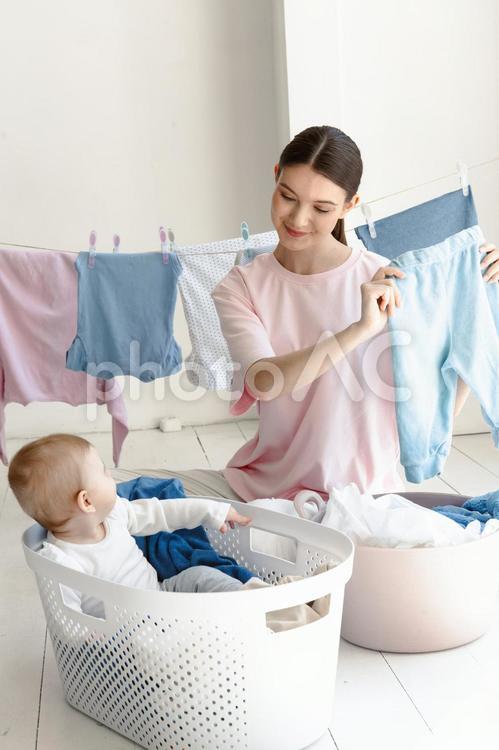 振り返る赤ちゃんと女性 親子,女性,人物の写真素材