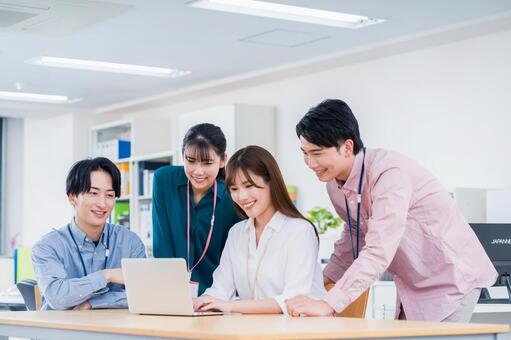 オフィスで働くビジネスマン。 ビジネス,人物,日本人の写真素材