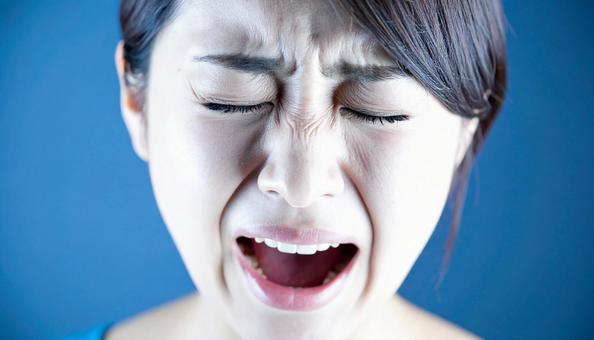 悲しくて泣く日本人女性・暗いイメージ 悲しくて泣く日本人女性・暗いイメージの写真