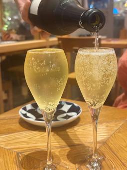 なみなみに注がれたグラス なみなみに注がれたグラス なみなみ,グラス,スパークリングワインの写真素材