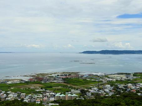 中城城跡から望む中城湾 中城城跡から望む中城湾の写真