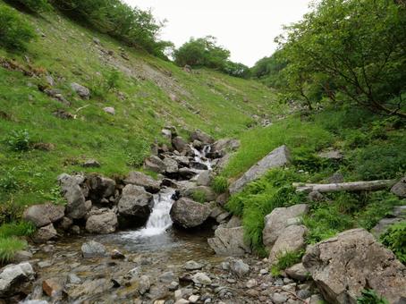 仙丈ヶ岳　馬の背ヒュッテ近くの沢 馬の背ヒュッテ,山小屋,道標の写真素材