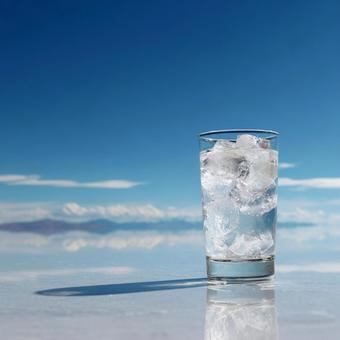 夏の日のオアシス:水と氷が映える風景 夏の日のオアシス:水と氷が映える風景の写真
