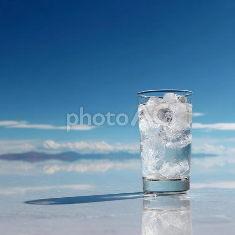 夏の日のオアシス：水と氷が映える風景 水,氷,グラスの写真素材
