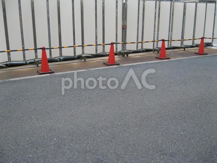 工事現場の扉の前 工事,工事中,立入禁止の写真素材
