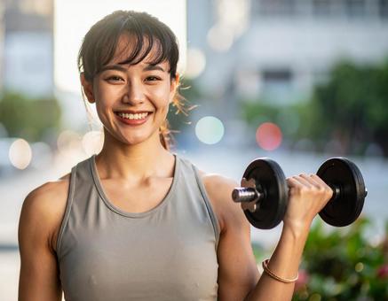ダンベルを手にしたトレーニング準備 ダンベルを手にしたトレーニング準備の写真