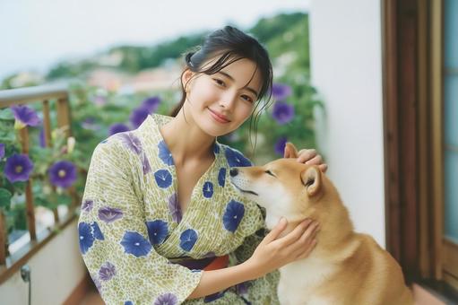 朝顔柄の浴衣を着た女性と柴犬と朝顔 朝顔柄の浴衣を着た女性と柴犬と朝顔の写真