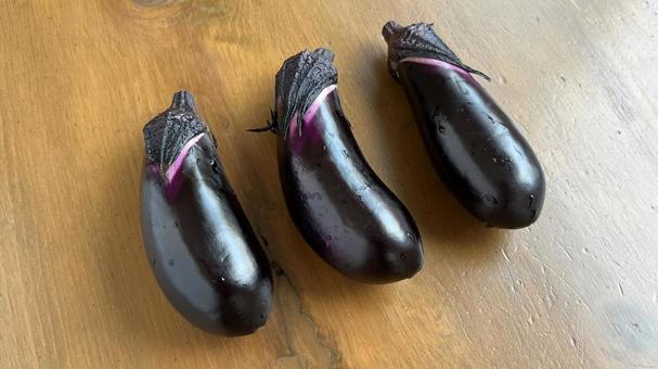 なす3本(斜めから) なす3本(斜めから) なすび,茄子,野菜の写真素材