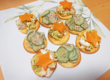 野菜トッピングのカナッペ 野菜トッピングのカナッペ カナッペ,クラッカー,お菓子の写真素材