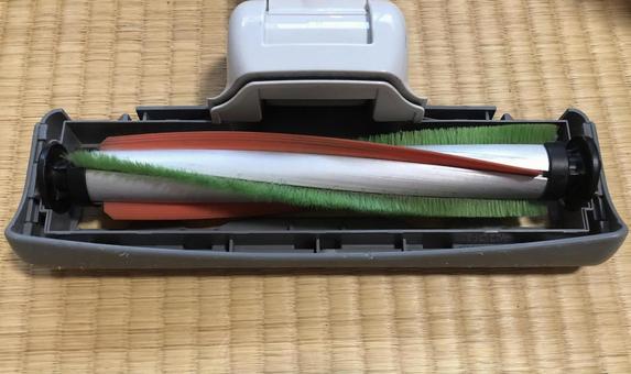 サイクロン掃除機の回転ブラシを清掃 サイクロン掃除機の回転ブラシを清掃 回転ブラシ,掃除機,家電の写真素材