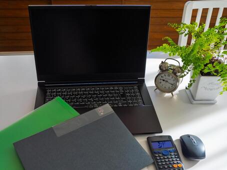 自然光が差し込む整ったワークスペース デスク,ワークスペース,ノートパソコンの写真素材