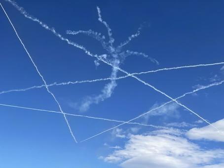 青空に描かれた飛行機雲 飛行機雲,青空,雲の写真素材