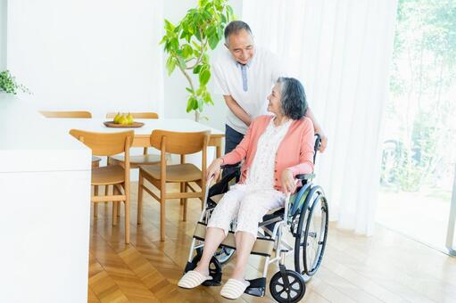 車椅子を押すシニア 介護,笑顔,介助の写真素材