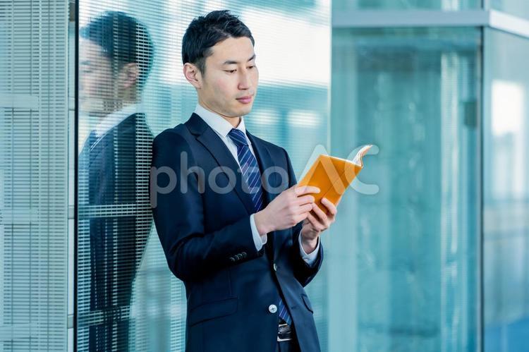 手帳を持つ爽やかなビジネスマン 営業,ビジネスマン,ビジネスの写真素材