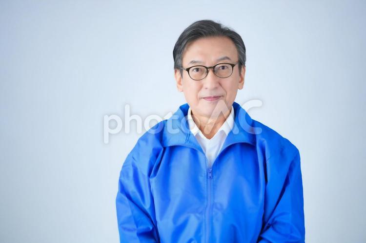 カメラ目線のジャンバーの男性 男性,シルバー人材,カメラ目線の写真素材