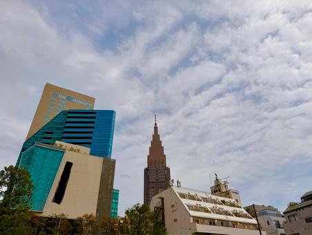 ドコモタワーとビル群と空模様 青空,空,空背景の写真素材