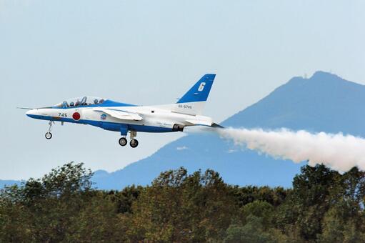 筑波山とブルーインパルス ブルーインパルス,tー4,ジェット機の写真素材