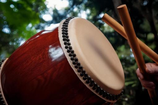 太鼓をたたくの写真