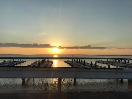 港からの夕日をのぞむドライブ 港からの夕日をのぞむドライブの写真