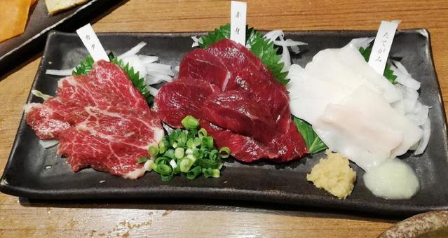 馬刺し 馬刺し 刺身,生鮮,皿の写真素材