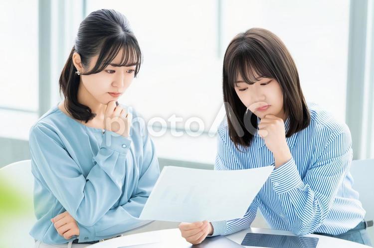 資料を見ながら考える2人の女性 女性,考える,2人の写真素材