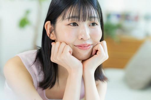 スキンケアをする女性 美容,ビューティー,笑顔の写真素材