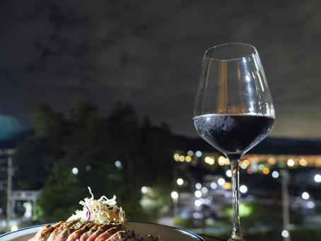 夜風に揺れる赤ワインの輝き 彼岸花,綻び,蕾の写真素材