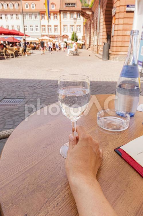 ドイツのカフェでガス入りの水 水,スパークリング,ガス入りの写真素材