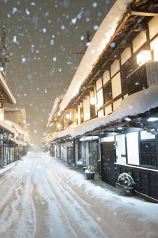 大雪が降る夜のレトロな町並み_縦 大雪が降る夜のレトロな町並み_縦 雪,冬,夜の写真素材