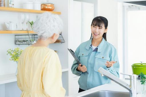 シニア女性と商談をする不動産業者 シニア女性と商談をする不動産業者 シニア,女性,不動産の写真素材